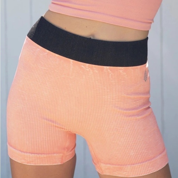 NWT Free People Movement Prajna Seamless Shorts Size M/L Coral Reef 3” - Picture 2 of 4